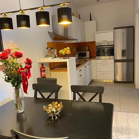 George Apartment, Renovated 2024, Downtown * Σπλιτ
