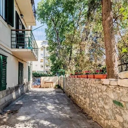 George Apartment, Renovated 2024, Downtown Apartment Split