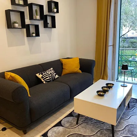 George Apartment, Renovated 2024, Downtown Apartment
