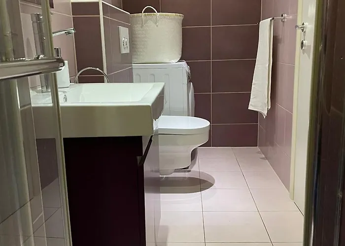 George Apartment, Renovated 2024, Downtown Apartament *