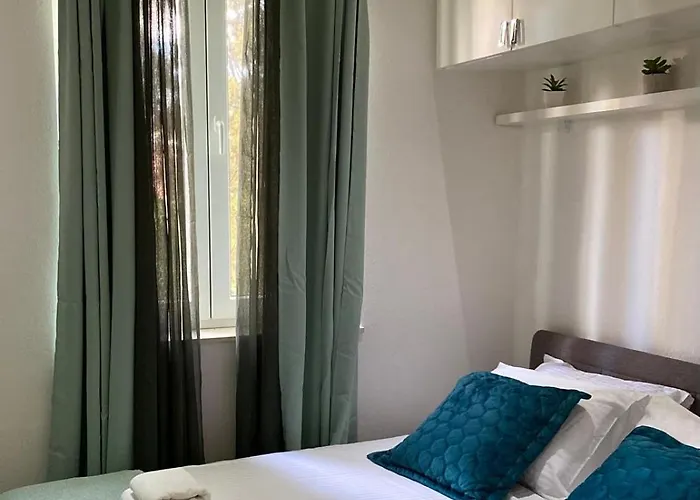 George Apartment, Renovated 2024, Downtown